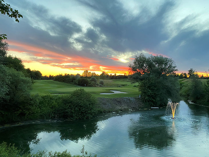 Sonnenuntergang im Golfpark: die neue Wasserfontäne  an Loch 15 